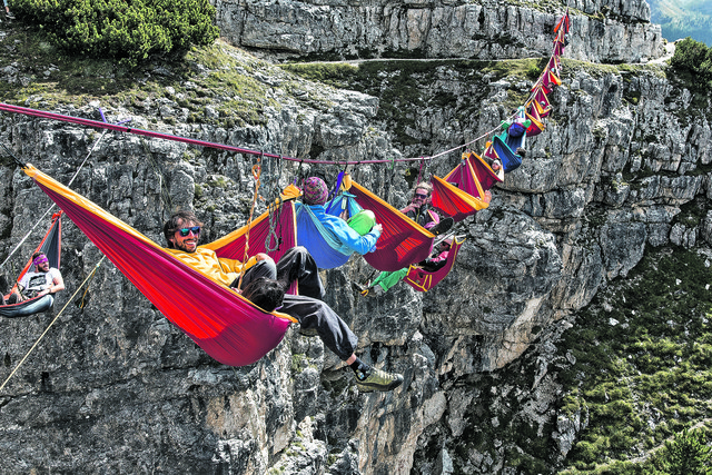 Das chillige Hängemattenbild in luftiger Höhe der Südtiroler Dolomiten bedurfte akribischer Vorbereitung.