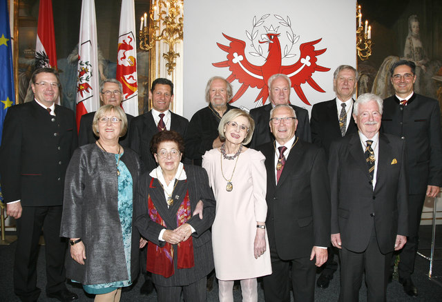 V.l.n.r.: LH Günther Platter, Eva Lichtenberger, Gertrud Gänsbacher Calenzani, Doris Daum-Hörtnagl, Karl Winkler und Christoph Pan; Hinten v.l.n.r..: Eugen Sprenger, Franz Posch, Rudolf Wach, Ulrich Toggenburg, Christoph Huber und LH Arno Kompatscher. | Foto: Land Tirol