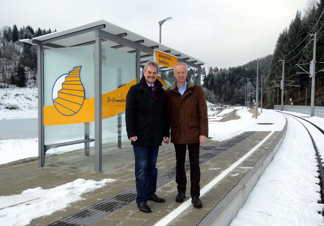 In Wienerbruck steht bereits eines der modernen Wartehäuschen. Ein solches wird nun auch in Ober-Grafendorf errichtet. Verkehrslandesrat Karl Wilfing und NÖVOG Geschäftsführer Gerhard Stindl. | Foto: NÖVOG / Berger