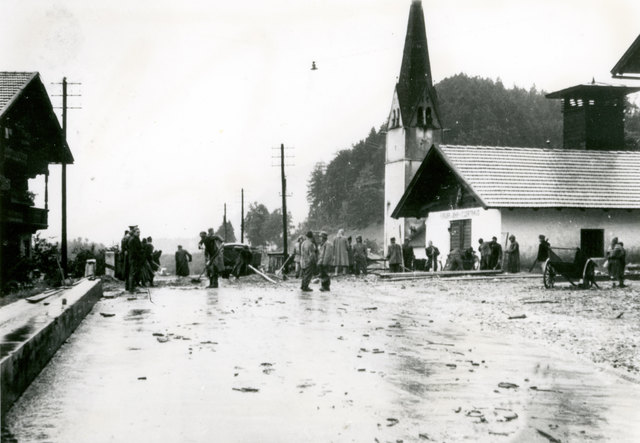 Nach einem Hochwasser des Geyerbachls in St. Gertraudi in den 1950er Jahre