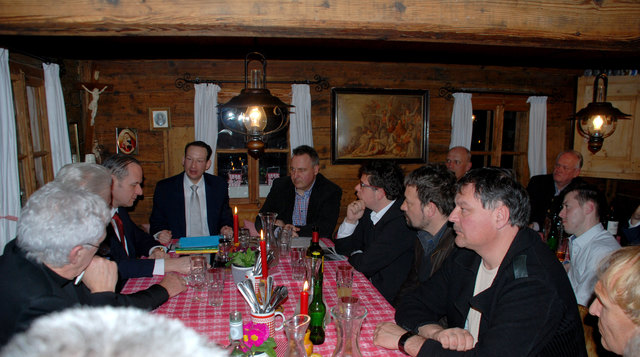 Zahlreiche interessierte Teilnehmer beim Dialog im Stoffelhäusl.