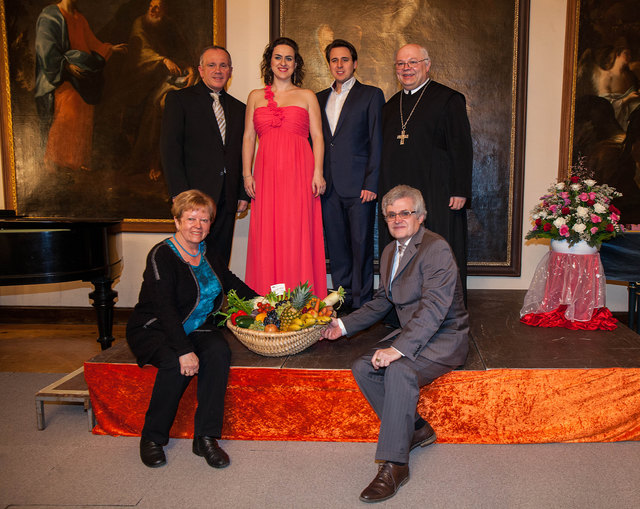 Operngala mit Opernquiz in Seitenstetten; v. l.: Gewinnerin Edith Rathkolb mit Moderator Josef Penzendorfer, dahinter Pianist Manfred Schiebel, Mezzosopran Christiane Döcker, Bariton Christoph Filler und Abt Petrus Pilsinger. | Foto: Franz Pfaffenbichler