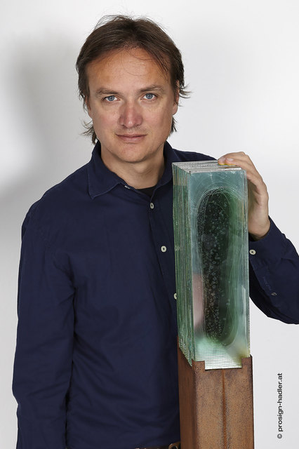 Herwig Gasser mit seiner Design-Lampge