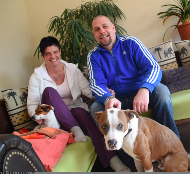 Claudia und Rainer Scheed mit Stella (Couch) und Helmut, dem zweiten Hund der Scheeds. | Foto: Zeiler