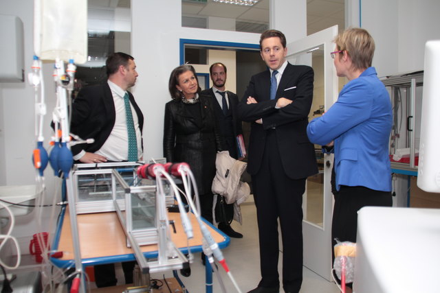 Der Staatsekretär (2.v.r.) beim Besuch von "AFreeze" vor dem neuartigen Herzkatheter zur Behandlung des Vorhofflimmerns.