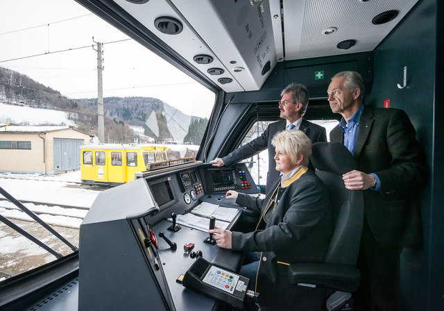 Verkehrslandesrat Karl Wilfing und NÖVOG Geschäftsführer Gerhard Stindl schauen Lokführerin Andrea Kornberger über die Schulter. © NÖVOG/citronenrot