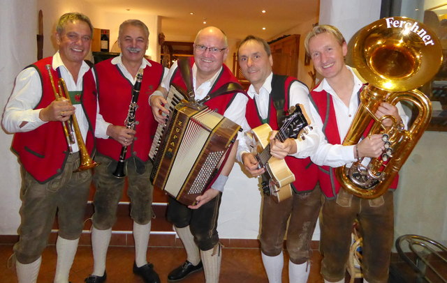 Das „Hexenalm Quintett“ (von links) Hans Schweinester (Trompete), Sepp Oberhofer (Klarintette), Georg Koidl (Akkordeon), Rudi Wirtenberger (Gitarre) und Reinhard Horngacher (Bariton). | Foto: Haun