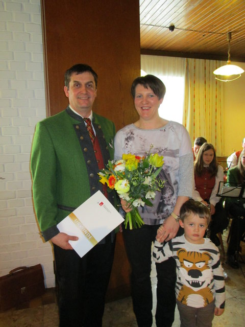Obmann Karl Plöderl mit Ehefrau Sandra und Sohn Niklas. | Foto: Foto: Musikverein Kleinzell
