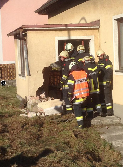 Nach dem Crash befürchteten die Florianis einen Einsturz des Hauses. | Foto: FF Neustift-Innermanzing