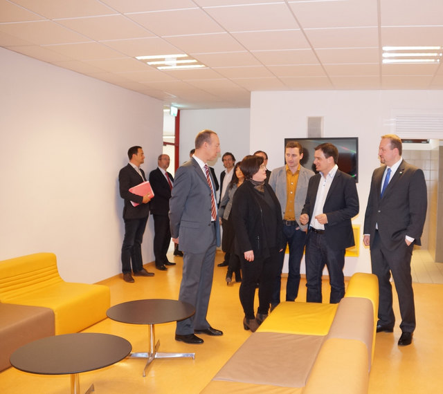 Rundgang durch das Lehrlingshaus:  C. Breidler im Gespräch mit C. Skela, J. Jance, M. Schickhofer und M. Zelisko (v.li.)