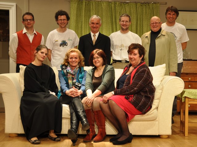 Das Ensemble der Heimatbühne Kirchdorf führt im Dorfsaal bis 12. April das witzige und turbulente Lustspiel „Diskretion Ehrensache“ auf