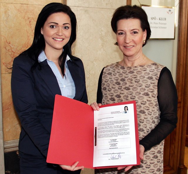 Daniela Holzinger (l.) übergibt Reformideen an Bildungsminis-terin Heinisch-Hosek. | Foto: SPÖ