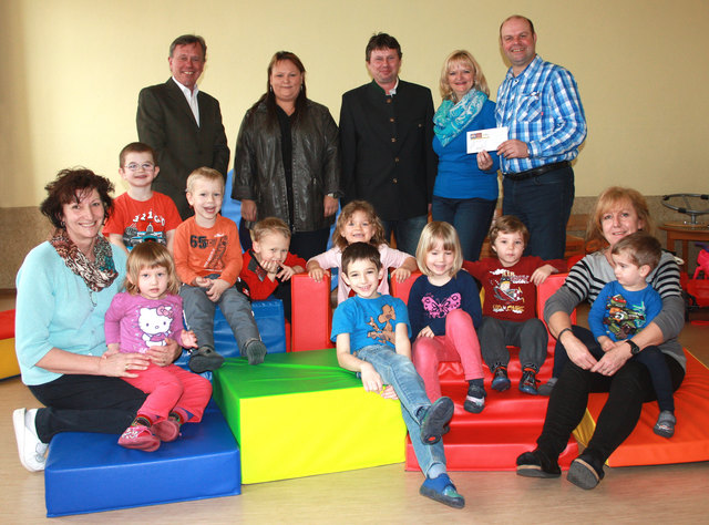 Übergabe an den Kindergarten Ruppersthal
Stehend v.l. GR Johann Helfer; Alexandra Helfer; GF Manfred Helfer, Monika Schober; GF GR Ing. Franz Schober; Sitzend die beiden Kinderbetreuerinnen links Maria Zottl, Rechts Elfriede Rauscher | Foto: Schober