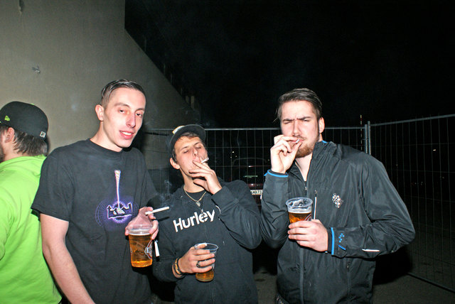 Rauchen lieber im Freien: Alexander Augustin, Florian Pils und Thomas Klein. | Foto: Pöchmann
