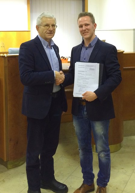 Patrick Derler bei der Übergabe des Wahlvorschlages an Regierungskommissär Franz Derler. | Foto: kk