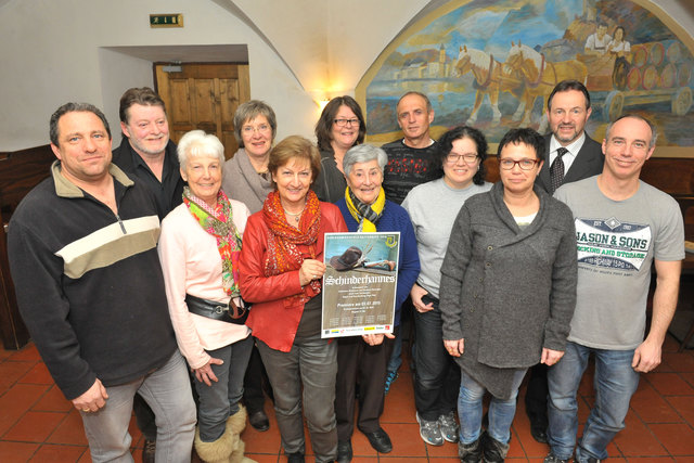 Obfrau Claudia Lugger (Mitte) mit dem Vorstand des Theatervereins.  v.l.: Alois Beck, Werner Klikova, Heide Schwarz, Eva Öhm, Obfrau Claudia Lugger, Waltraud Pauli, Ria Mair, Otto Naschberger, Regina Beck, Daniela Rieser, BGM Martin Götz und Alexander Schwarz. | Foto: Grießenböck