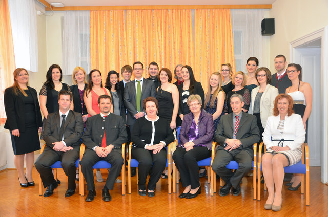 vlnr: Anita Krahofer, Theresa Friedl, Nicole Baumgartner, Alexandra Ebner, Alina Mogosan, Florian Hackl, Markus Pöggsteiner, Thomas Houska, Angelika Mandryk, Christian Hochholzer, Karin Klammer, Sabrina Blaimauer, Julia Buchegger, Rosmarie Gangl, Manuela Mühlberger, Romana Kamleitner, Severin Distelberger, Denise Hoffmann; vorne vlnr: Alexander Karlin, Gerhard Lindenhofer, Direktorin Monika Klinger, Regina Weiß, Thomas Reismüller, Margit Schragl | Foto: Christian Keusch