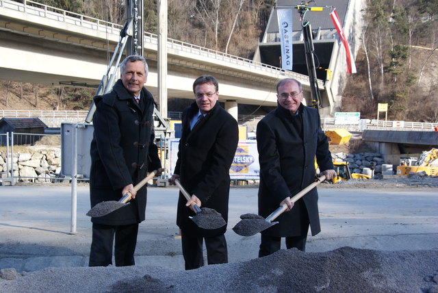 Spatenstich für die neue Sannabrücke: LH Günther Platter (Mi.), ASFINAG-Vorstand Alois Schedl (re.) und ASFINAG-Geschäftsführer Klaus Fink (li.).