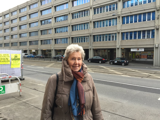 Irene Gundacker freut sich, dass der hässliche Finanzamts-Betonklotz in der Nussdorfer Straße im Sommer wegkommt.