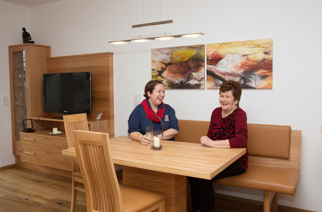 Hausleiterin Esther Moser (links) und Bewohnerin Brigitte Brandstetter. | Foto: Rotes Kreuz/Alexander Schneider