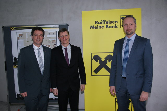 Präsentierten das neue Bankstellenkonzept: Die RBO-Geschäftsleiter Roger Klimek und Wolfgang Hechenberger mit Thomas Lorenz (v. re.).