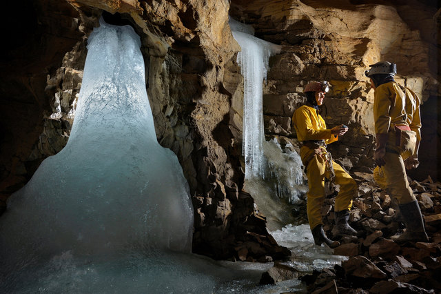 Das Forschungsteam bespricht den Einfluss der niedrigen Temperaturen auf die Bildung von Höhlensinter während des Hochglazials (Sieben Hengste, Schweiz). | Foto: R. Shone