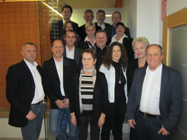 Der neue Gemeinderat von Markgrafneusiedl mit Bürgermeister Helmut Fellinger (rechts) und Vizebürgermeister Franz Mathä (links). | Foto: privat