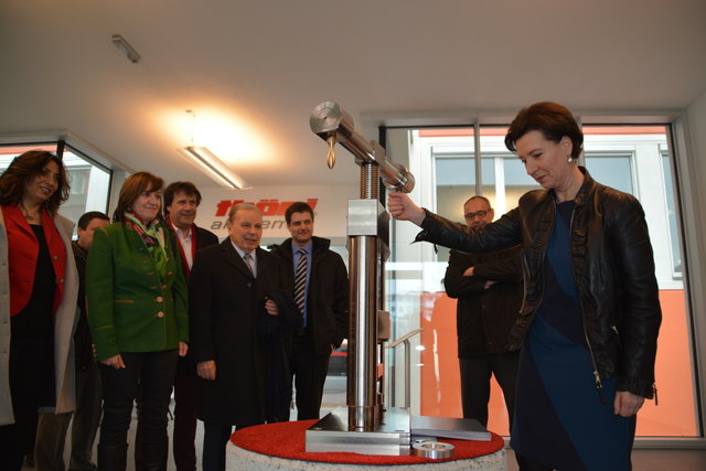 Beim Besuch der sogenannten „Thöni-Akademie“ durften LRin Palfrader und BMin Heinisch-Hosek eine Jubiläumsmünze prägen.Beim Besuch der sogenannten „Thöni-Akademie“ durften LRin Palfrader und BMin Heinisch-Hosek eine Jubiläumsmünze prägen. Im Hintergrund neben LR Beate Palfrader Firmengründer Arthur Thöni.