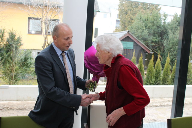 Walter Besenbäck mit Bewohnerin Frieda Sturm