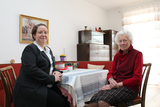Hausleiterin Esther Moser (links) und Bewohnerin Frieda Sturm.
