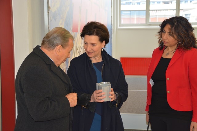 firmengründer Arthur Thöni mit Ministerin Heinisch Hosek und SPÖ-Frauenvorsitzende Selma Yildirim.