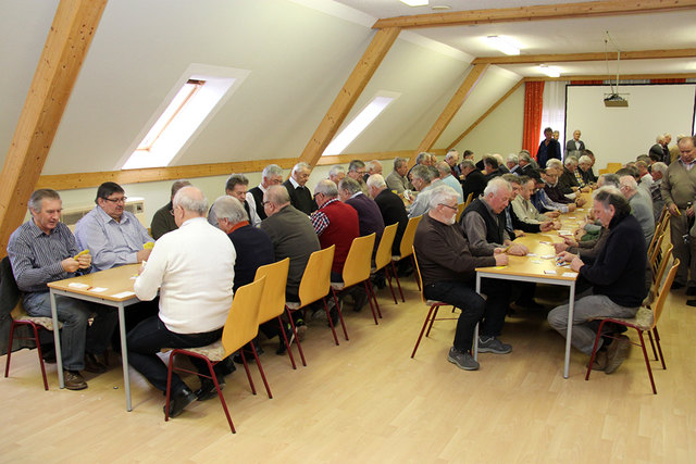 102 Feuerwehrsenioren beim Preisschnapsen. | Foto: OBI d.V. Herbert Putz