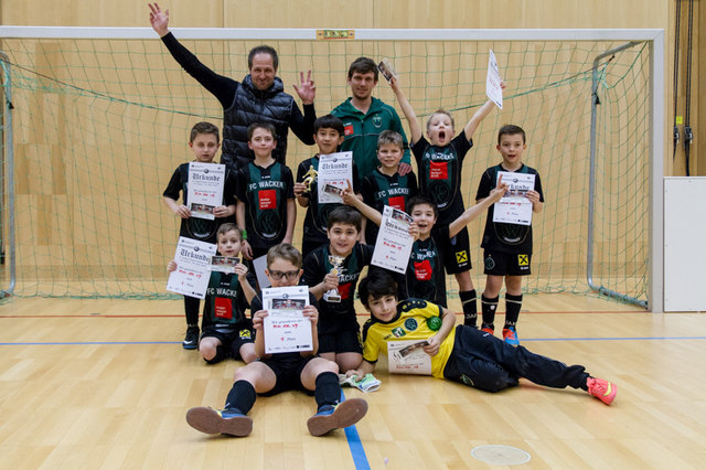 Siegreiche Mannschaft FC Wacker U9 mit Trainer Martin Bstiler und Roland Kirchler