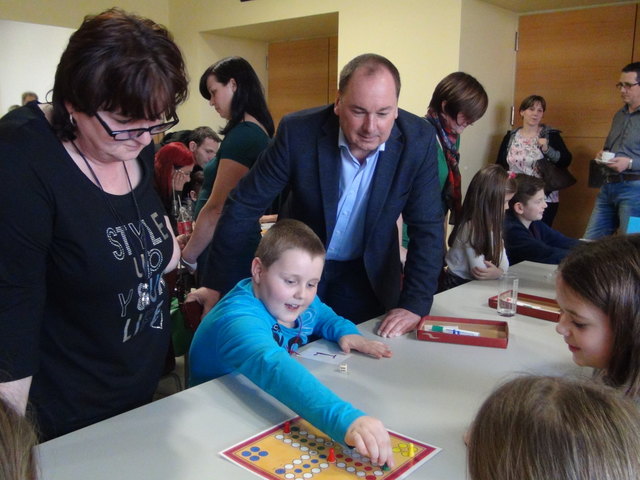 Auch Bürgermeister Hubert Isker blickte den Kindern gespannt über die Schultern und fieberte mit ihnen mit.