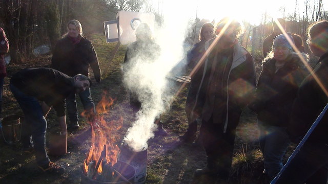 Im Workshop wurden unter anderem verschiedene Öfen zur Holzkohleherstellung ausprobiert