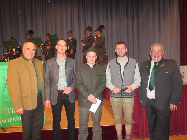 Ernst Kössler (li) und BJM Hermann Siess (re) mit den besten Schützen Christoph Walser, Kevin Marte, Hermann Eiter.