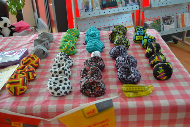 Mit speziellen Stoffbällen wird in der Halle gespielt