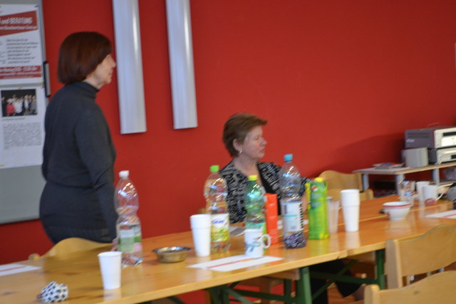 Ilse Fitzbauer, stv. Bezirksvorsteherin (rechts), kam direkt von der Klubklausur in Rust zu uns in die Ruthnergasse