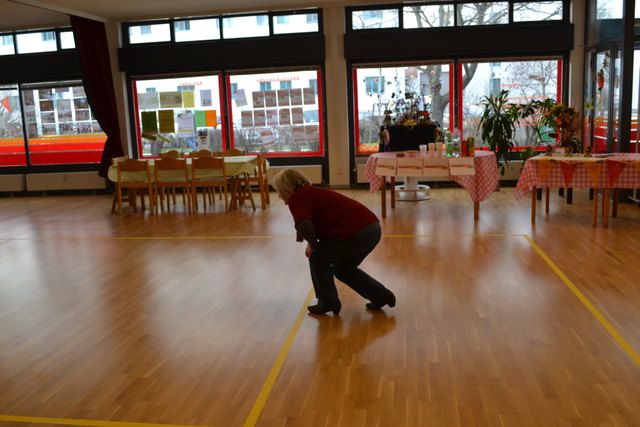 Malerin Sofia Steyskal sehr konzentriert bei ihrem Wurf