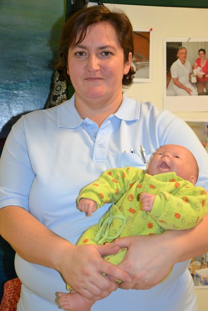 Die Baby-Puppe sieht lebensecht aus: "Sie ist auch so schwer wie ein Baby", sagt Kinderschwester Elisabeth Wenisch.