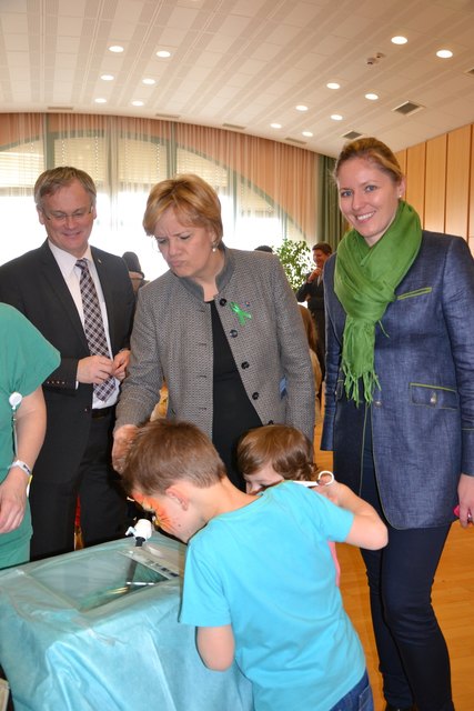 Bgm. Robert Altschach und Gabriele Kernstock sehen beim OP-Versuch von LR Barbara Schwarz zu.