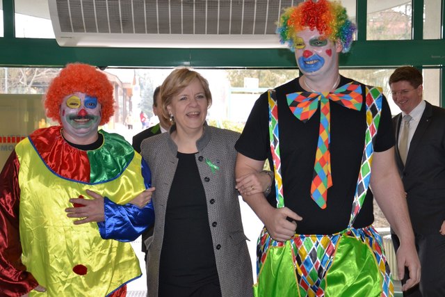 Landesrätin Barbara Schwarz wurde von den Clowns Siegfried Strohmayer-Dangl (li.) und Phillipp Kerschbaum (beide Diplomkrankenpfleger) eskortiert.