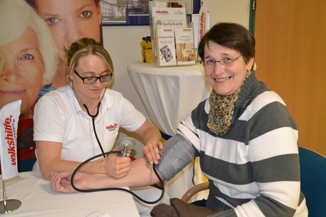 Hilde Bauer aus Dobersberg ließ sich von Birgit Ledermüller den Blutdruck messen. In den Gesundheitspass wurden die Werte eingetragen: 115 zu 80, alles in Ordnung.