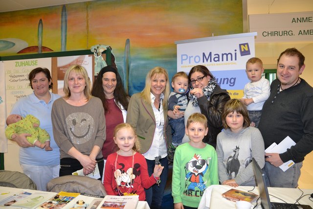 Zwei Familien besuchten ihre Hebammen und die Kinderschwester der Geburtenstation. Gekommen waren Eva-Maria, David, Viktoria und Daniel Albrecht sowie Christian, Claudia, Leticia, Raphael und Pascal Habison.
