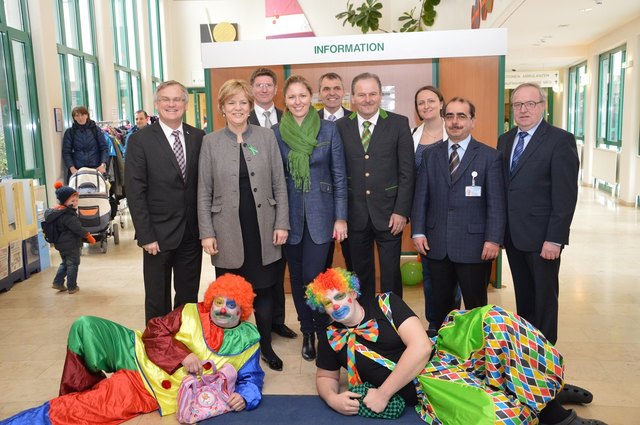 Von links: Bgm. Robert Altschach, LR Barbara Schwarz, Christian Pehofer von der BH, kfm. Standortleiterin Gabriele Kernstock, Pflegedirektor Robert Eberl, BR Bgm. Ing. Eduard Köck, RM-Stv. Mag. Karin Platz, ärztl. Standortleiter Prim. Dr. Friedrich König, StR ÖkR Alfred Sturm mit den Clowns DGKP Siegfried Strohmayer-Dangl und DGKP Phillipp Kerschbaum. | Foto: Landesklinikum Waidhofen/Thaya