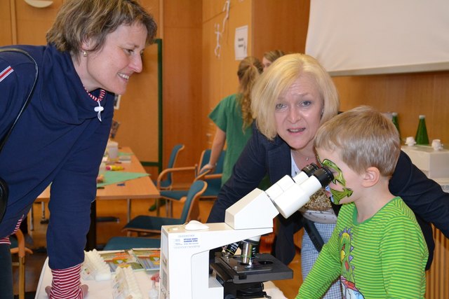 Marianne Dacho (re.) ist Qualitätsmanagerin. Am Tag der offenen Tür erklärte sie den Kindern wie ein Mikroskop funktioniert. Johannes Wobisch fand das voll cool, seine Mutter Barbara freute sich über sein Interesse.