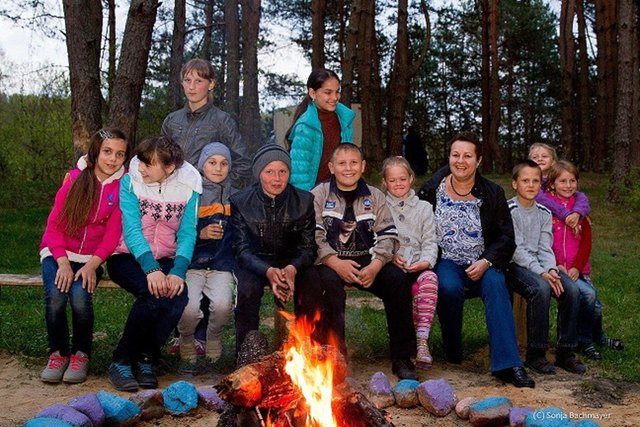 Kinder beim Empfang im Wald | Foto: belarus-kinder