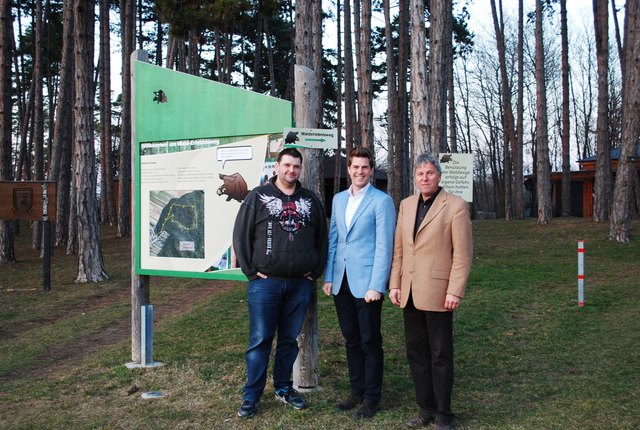 ÖTV-Obmann Stefan Jaitz, VBgm. Christoph Wolf und GV Bernhard Breser beim Walderlebnisweg im Hornsteiner Föhrenwald. | Foto: ÖTV Hornstein