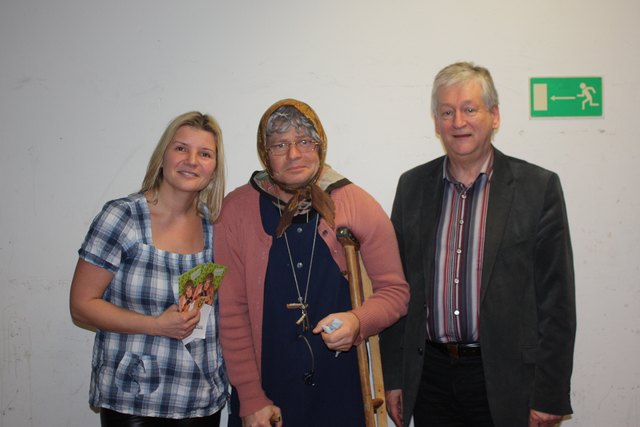 Sabine Gass, angereister Fan aus Eisbach, mit der Ermi-Oma  (Markus Hirtler aus Fürstenfeld) und Peter Krasser aus Wies, Kurator Menschen für Menschen Österreich. | Foto: KK