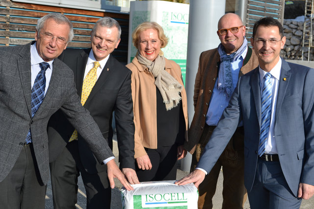 In Begleitung von Neumarkts Bürgermeister und dessen Vorgänger besuchte Claudia Schmidt die Firma Isocell. | Foto: Isocell